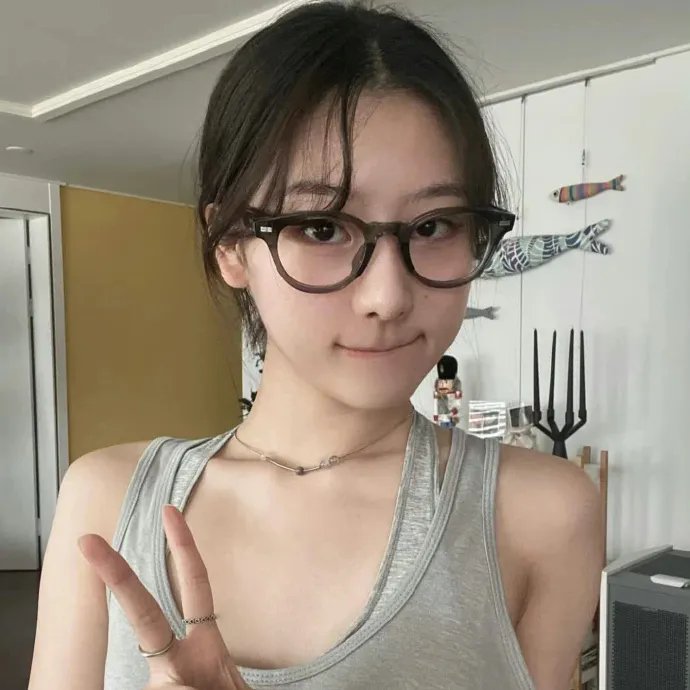 戴流苏耳环的少女